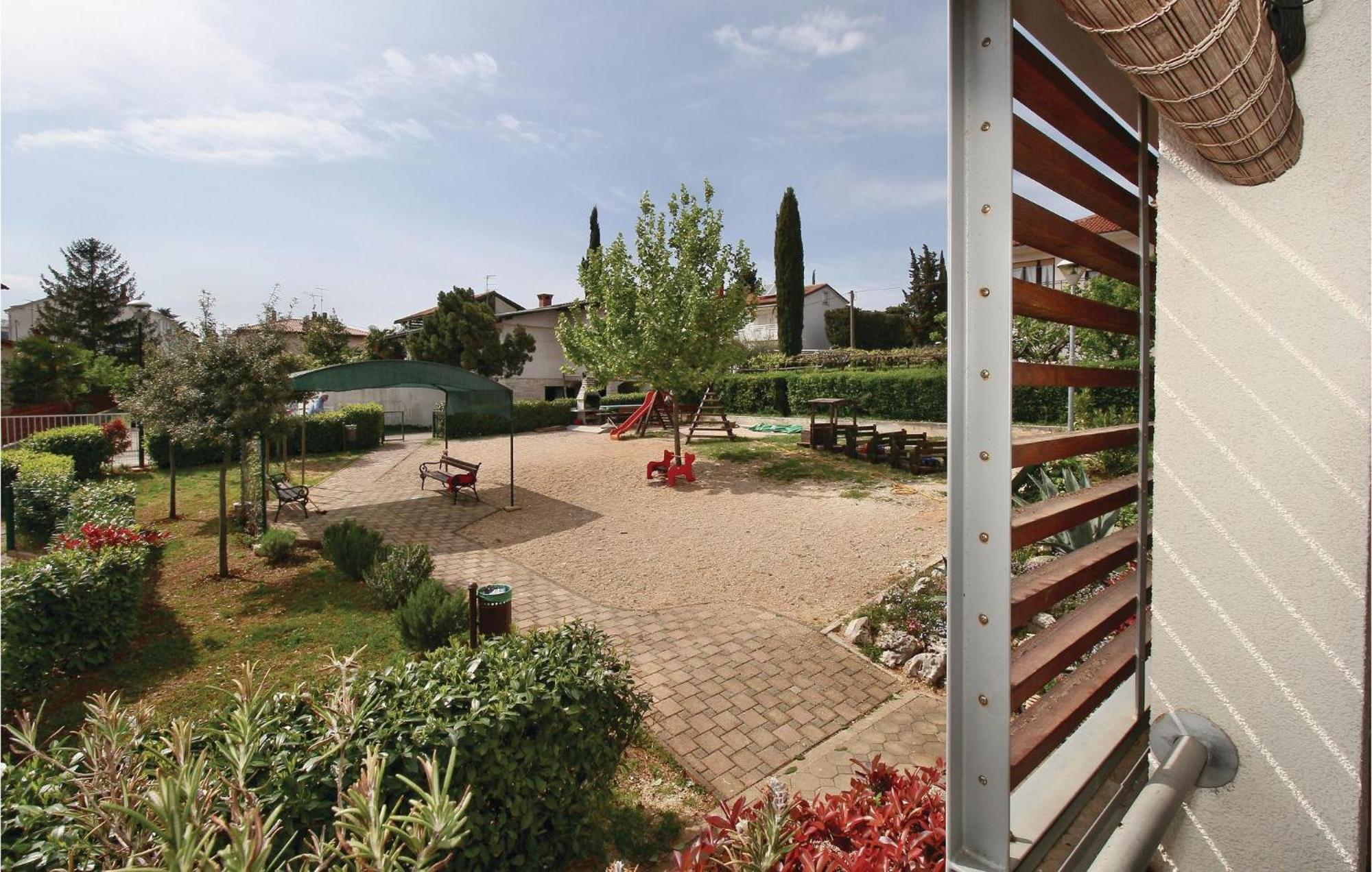 Lovely Apartment In Umag With Kitchen Exterior foto