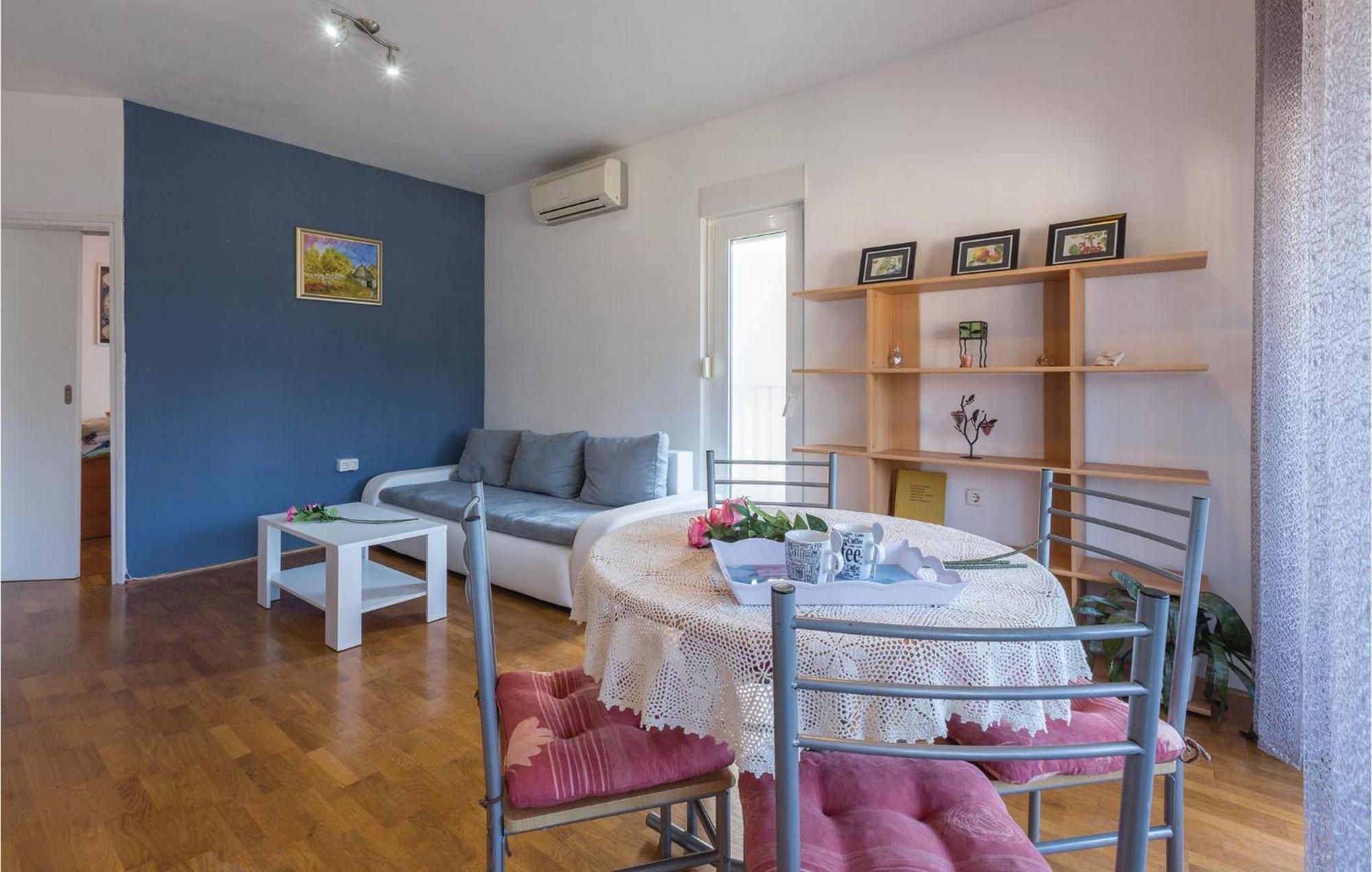 Lovely Apartment In Umag With Kitchen Exterior foto