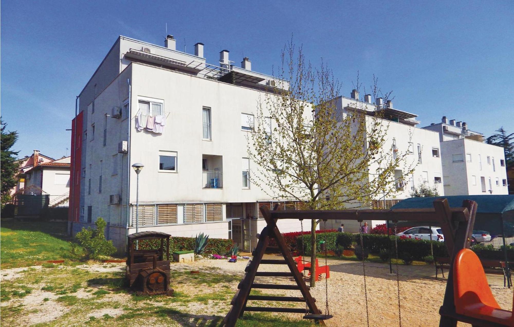 Lovely Apartment In Umag With Kitchen Exterior foto